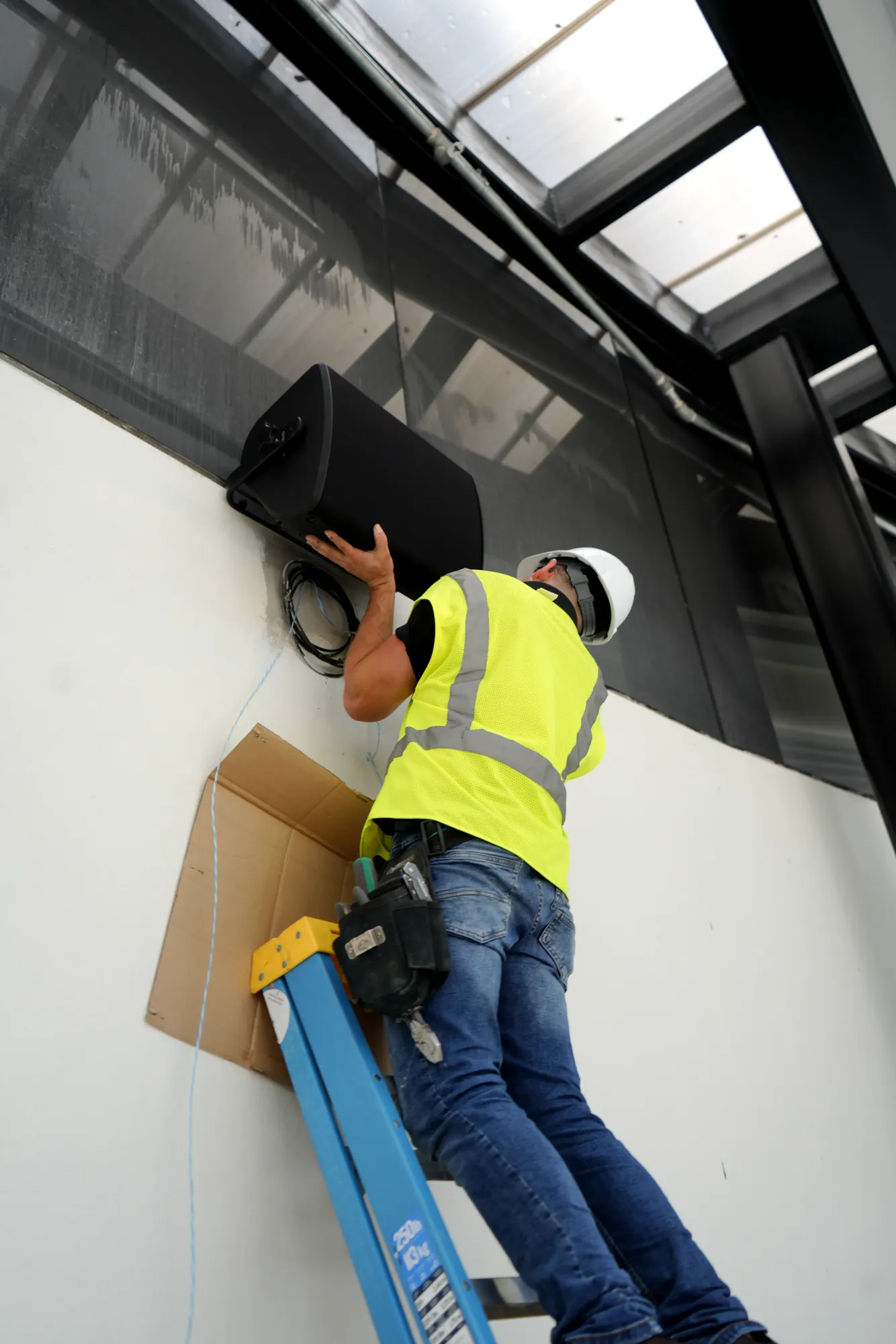 DIST installer mounting a loudspeaker